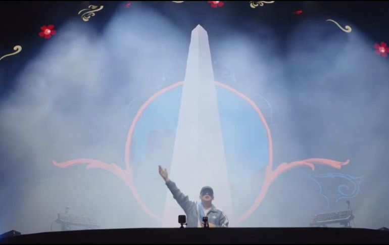 Bizarrap dedicó una parte de su DJ set para mostrar las colaboraciones que tiene con artistas mexicanos. ESPECIAL / X: @Indie5051