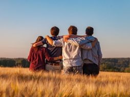 Las personas con relaciones sólidas tienden a vivir más, ser más felices y gozar de mejor salud en comparación con aquellas que se sienten solas o aisladas. Pixabay.