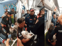 Pese a que el hombre les explicó a los uniformados que estaba haciendo uso del Metro por una emergencia veterinaria, la Policía ignoró sus palabras. ESPECIAL.