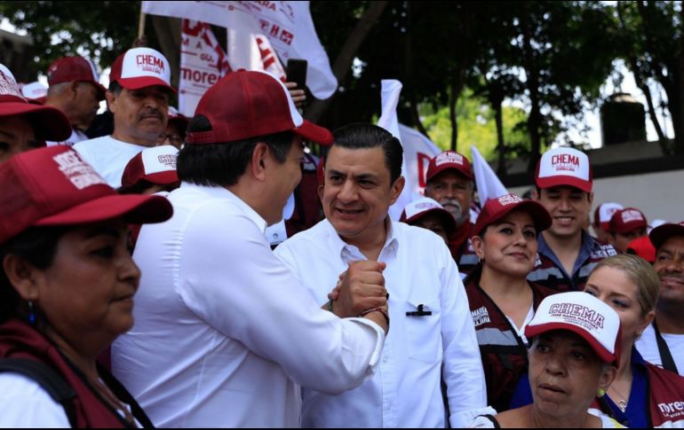 Chema Martínez recorrió la colonia Arboledas del Sur, acompañado del líder nacional del partido de Morena, Mario Delgado. CORTESÍA.