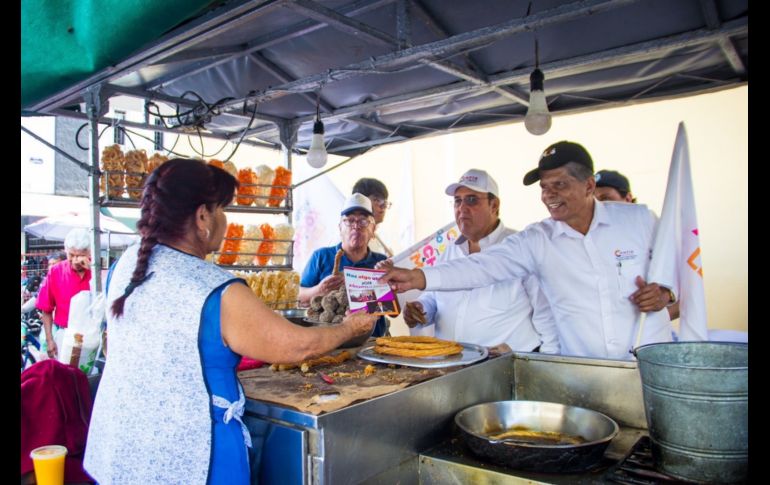 El grupo entregó trípticos, realizó pega de calcas en automotores y locales comerciales y colgó lonas. ESPECIAL