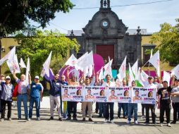 El grupo entregó trípticos, realizó pega de calcas en automotores y locales comerciales y colgó lonas. ESPECIAL