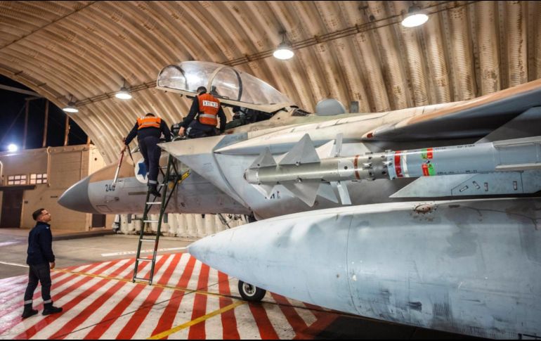 Pilotos israelíes después de una misión de interceptación de misiles y drones. Si Israel contraataca, la situación bélica y económica podría salirse de control. EFE/Ejército de Israel