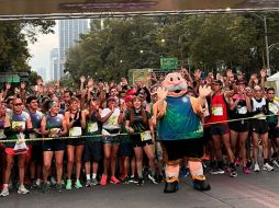 Las categorías de la carrera incluyen distancias de 3 kilómetros (caminata), 5 kilómetros y 10 kilómetros, con horario de salida a las 7:00 horas desde el centro de Guadalajara. X/ @simicarreras.