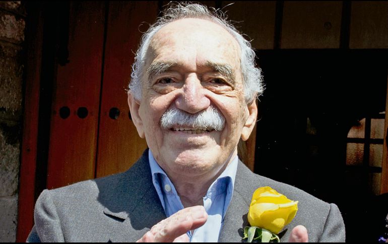 El escritor y periodista colombiano aplaude mientras comparte un momento con los periodistas durante su 87 cumpleaños, en la Ciudad de México, el 6 de marzo de 2014. AFP