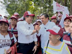 Mario Delgado (izquierda) estuvo en el recorrido que “Chema” Martínez y sus simpatizantes llevaron a cabo en la Colonia Arboledas Sur. ESPECIAL