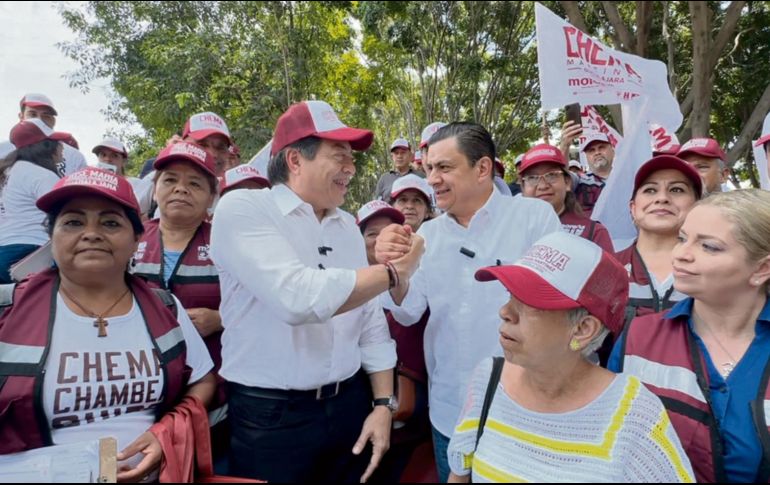 Mario Delgado (izquierda) estuvo en el recorrido que “Chema” Martínez y sus simpatizantes llevaron a cabo en la Colonia Arboledas Sur. ESPECIAL