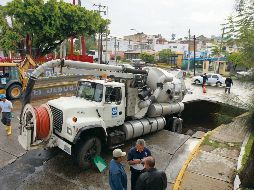 Los ciudadanos se quejan por el mal servicio del SIAPA, que incluye agua turbia, socavones y fugas, entre otras fallas. EL INFORMADOR