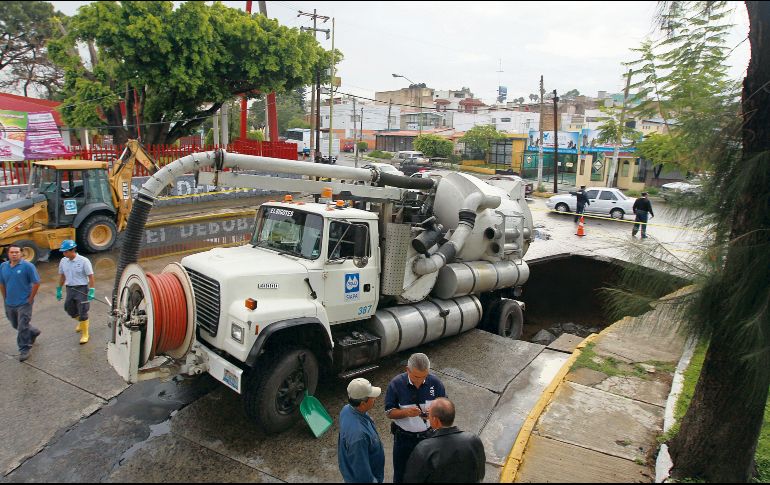 Los ciudadanos se quejan por el mal servicio del SIAPA, que incluye agua turbia, socavones y fugas, entre otras fallas. EL INFORMADOR