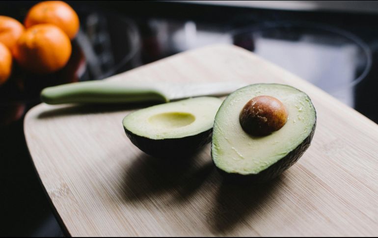 La publicación Medical News Today señala que el consumo recomendado de aguacate al día va de la mitad a una pieza completa. ESPECIAL / Foto de Kelly Sikkema en Unsplash