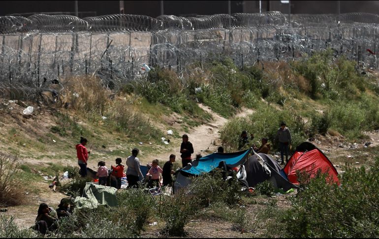 Migrantes quedan atrapados en la frontera de Chihuahua con El Paso (Texas).EFE/L.Torres