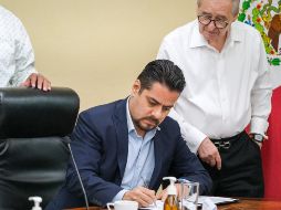 El incremento salarial de este año corresponde a un acumulado de 6% de aumento al sueldo, más 120 pesos de ayuda en despensa y 120 pesos para el pasaje. ESPECIAL/Gobierno de Jalisco