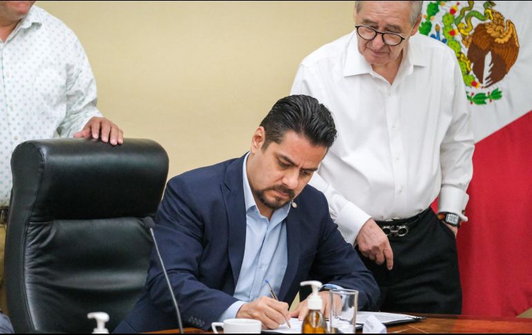 El incremento salarial de este año corresponde a un acumulado de 6% de aumento al sueldo, más 120 pesos de ayuda en despensa y 120 pesos para el pasaje. ESPECIAL/Gobierno de Jalisco