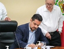 El incremento salarial de este año corresponde a un acumulado de 6% de aumento al sueldo, más 120 pesos de ayuda en despensa y 120 pesos para el pasaje. ESPECIAL/Gobierno de Jalisco