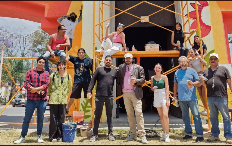 Habitantes de Villa Fontana Tlaquepaque, en Tlaquepaque, trabajan con el muralista originario de Jalisco, Jazor (al centro y de negro). CORTESÍA