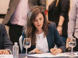 La emecista firmó la agenda de la organización World Vision México. ESPECIAL