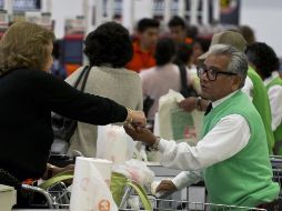 De acuerdo con especialistas, la medida afecta a las personas mayores que siguen laborando y que no están informadas de sus Afores. AFP/Archivo