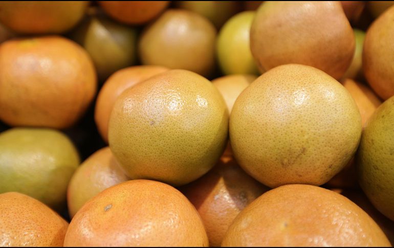 Hay frutas con vitaminas que ayudan en la producción de colágeno presente en los músculos, sanar heridas, reparar cartílagos y huesos, y en la absorción del hierro. NTX / ARCHIVO