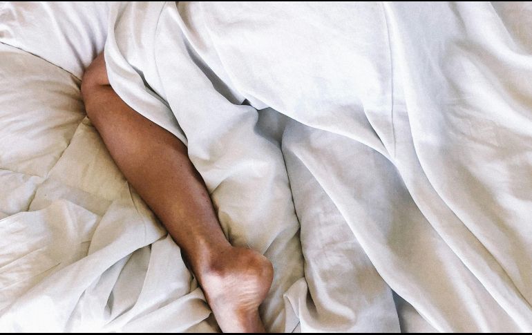 Pijamas y sábanas de tejidos naturales son aliadas contra el calor. UNSPLASH/Danny G