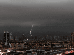 Según el Centro Nacional de Meteorología, el pico de lluvia fue registrado en el emirato de Al Ain, donde las lluvias alcanzaron los 254 mm en menos de 24 horas. EFE / A. Haider