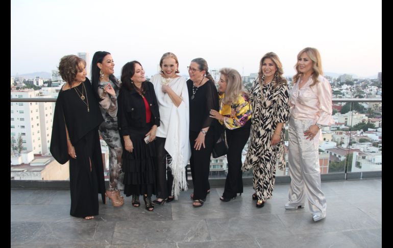 Yoyi Alcalá, Ana Quezada, Sara González, Sally Rangel, Magui López Vergara, Paty Isunza, Tere Alcalá y Vicky Alcalá. GENTE BIEN JALISCO/ Escamilla Esmeralda