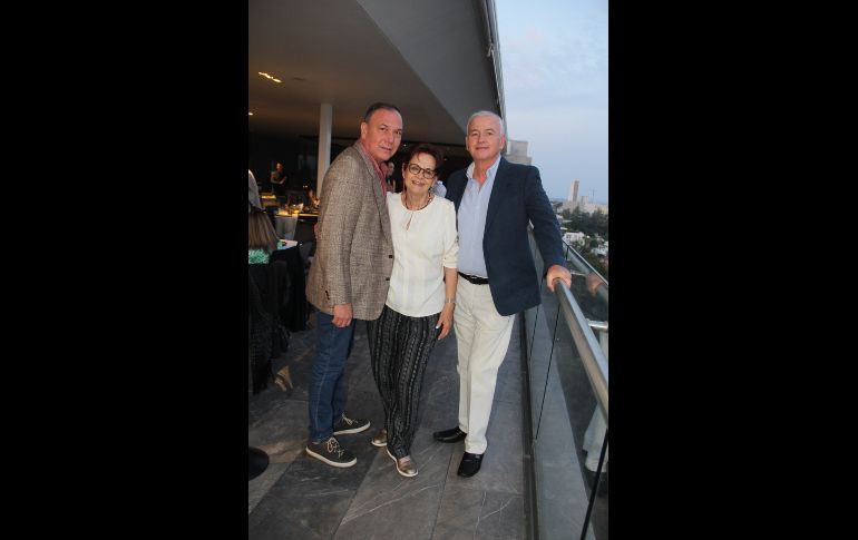 Alberto Ruiz, Emma Michel y Enrique Ron. GENTE BIEN JALISCO/ Ecamilla Esmeralda