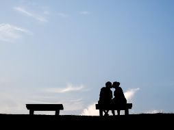 Desde una perspectiva biológica, besar fomenta vínculos afectivos y evalúa la compatibilidad genética y la salud de potenciales parejas. Pixabay.