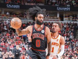 Coby White (#0) se destapó al encestar 42 puntos por los Bulls. AFP/J. Haynes