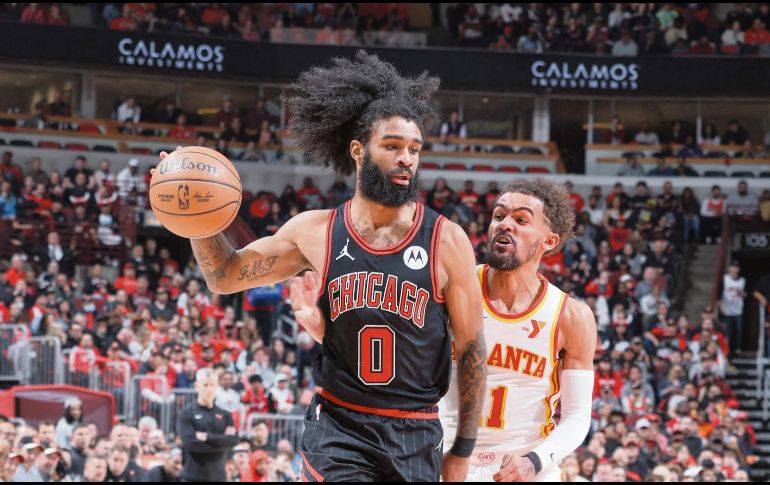 Coby White (#0) se destapó al encestar 42 puntos por los Bulls. AFP/J. Haynes