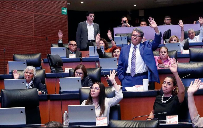 Los senadores Ricardo Monreal (de pie) y Olga Sánchez Cordero (última a la izquierda), de Morena, defendieron los ajustes a la Ley de Amparo. EFE/Senado de la República