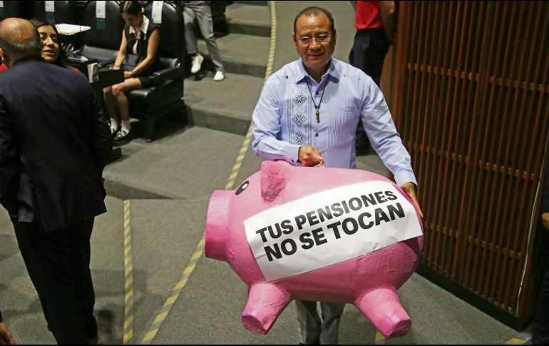 Miembros de la oposición en San Lázaro afirman que la reforma busca afectar a los sectores más vulnerables que no tienen conocimiento sobre los recursos que hay en sus Afores. EL UNIVERSAL