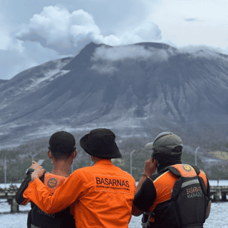Indonesia advierte potencial tsunami por erupción de volcán