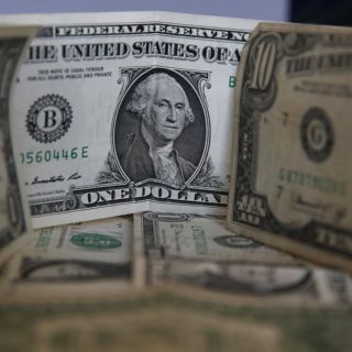 Tras ataque de Israel, se desploma el peso mexicano ante el dólar