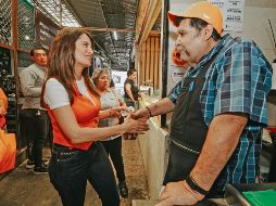 La emecista visitó y escuchó a los locatarios del mercado. ESPECIAL