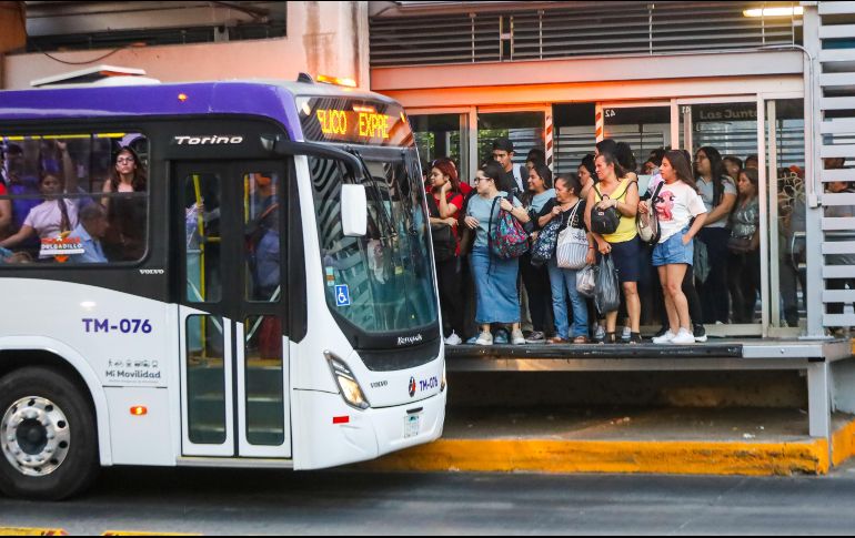 Mujeres se atrincheran al final de la estación para evitar ser víctimas de los carteristas. EL INFORMADOR/A. Navarro