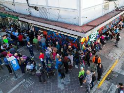 En su conferencia de hoy en Palacio Nacional, López Obrador respondió a una petición que le hicieron sobre las condiciones bajo las que acuden a cobrar las pensiones. EL INFORMADOR / A. Navarro