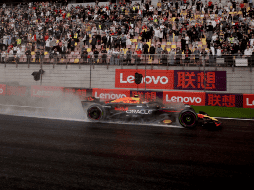 Checo Pérez saldrá desde la sexta posición en la carrera sprint previa al GP de China 2024. EFE / A. Martínez