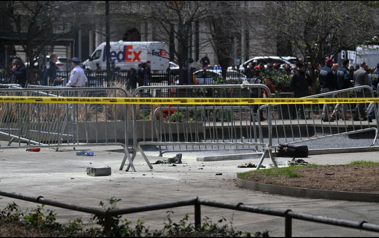 Testigos señalan que antes de prenderse fuego, el hombre lanzó al aire varios panfletos de colores. AFP / A. Weiss
