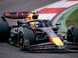 Fue en las últimas tres vueltas cuando Pérez desató su genio, realizando una maniobra magistral para arrebatar el tercer lugar. EFE / A. Plavevski