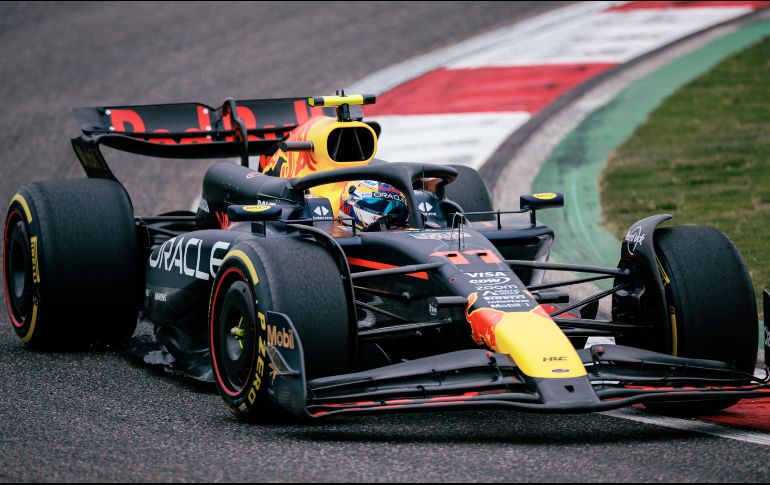 Fue en las últimas tres vueltas cuando Pérez desató su genio, realizando una maniobra magistral para arrebatar el tercer lugar. EFE / A. Plavevski