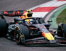 Fue en las últimas tres vueltas cuando Pérez desató su genio, realizando una maniobra magistral para arrebatar el tercer lugar. EFE / A. Plavevski