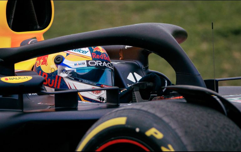 Sergio “Checo” Pérez no pudo ocultar su alegría por el buen resultado, pero sobre todo por la manera en que se logró. EFE / A. Plavevski