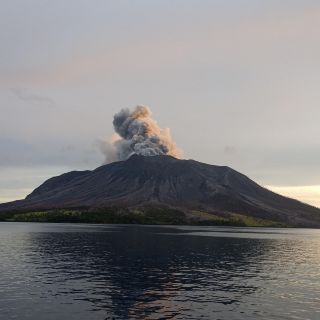 En Indonesia, más de 2 mil personas desplazadas tras erupción volcánica