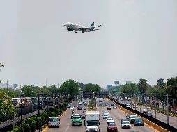 El calor si afecta a los vuelos, cualquier cambio registrado en el ambiente como la humedad, la presión, el viento, genera que el avión se comporte distinto durante el vuelo. AFP / ARCHIVO