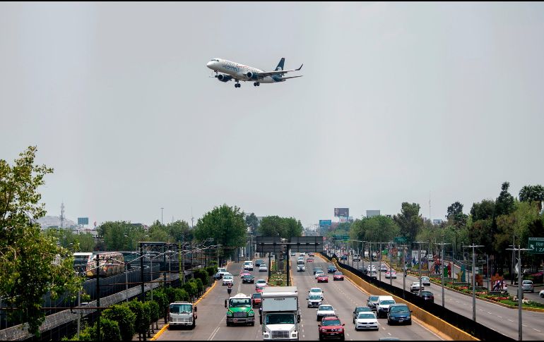 El calor si afecta a los vuelos, cualquier cambio registrado en el ambiente como la humedad, la presión, el viento, genera que el avión se comporte distinto durante el vuelo. AFP / ARCHIVO