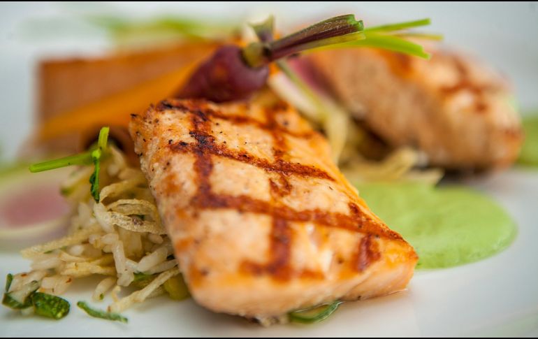 El pescado graso, como el salmón, el atún y las sardinas, es una excelente fuente de ácidos grasos omega- 3, que pueden ayudar a reducir la inflamación y mejorar la sensibilidad a la insulina. EL INFORMADOR / ARCHIVO