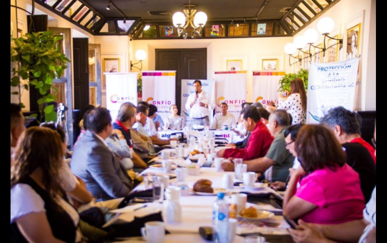 Integrantes de la Asociación para la Protección de la Sanidad Comunitaria A.C., entregaron a Confío un documento con los planteamientos para el próximo gobierno. ESPECIAL