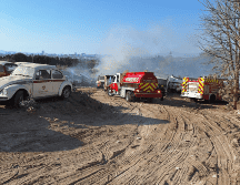 El siniestro se extendió en un área de 100 por 100, con pastizal, llantas y vehículos. ESPECIAL