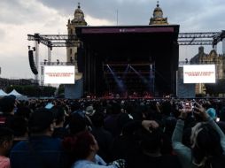La banda Water From Your Eyes le abre el concierto a Interpol en el Zócalo de la Ciudad de México. SUN /A. Angulo.
