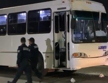 De acuerdo con la corporación, durante la trifulca registrada en el Circuito JVC y Av. Del Bosque, en Colonia El Bajío, dos unidades de transporte resultaron dañadas. ESPECIAL